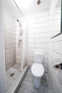 La salle de bains blanche est pourvue d'une douche et de toilettes. dans l'établissement MYFREEDOM Апартаменти на Подолі, à Kiev