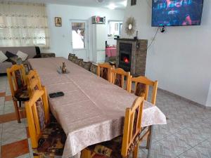 ŞinteuにあるCasa Valea Tarneiのダイニングルーム(椅子、暖炉付)