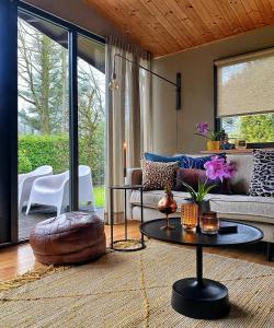 a living room with a couch and a table at Tukken op de Maashorst in Schayk