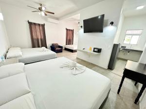 Postel nebo postele na pokoji v ubytování Hotel Vista Laguna Bacalar
