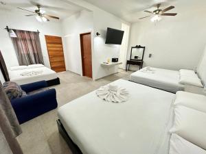 Postel nebo postele na pokoji v ubytování Hotel Vista Laguna Bacalar