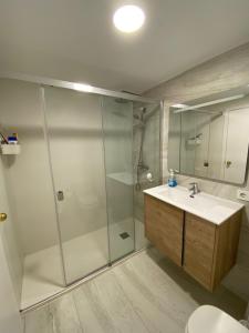 a bathroom with a shower and a sink and a toilet at A 50 metros del mar y en 2 paradas de bus estas en el centro de Alicante in Alicante