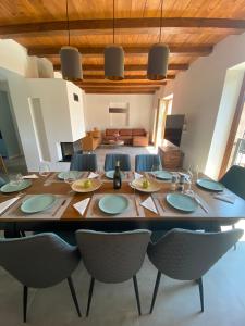 una sala da pranzo con un grande tavolo in legno e sedie di Apartment Gemer & Volovec a Rožňava