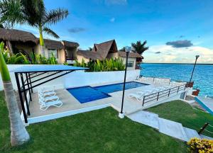 una casa con piscina junto al océano en Hotel Vista Laguna Bacalar, en Bacalar