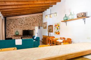 eine Küche und ein Esszimmer mit einem Tisch und Stühlen in der Unterkunft YourHouse Can Rafelino in Inca