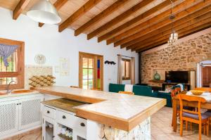 eine Küche und ein Wohnzimmer mit einem Tisch und Stühlen in der Unterkunft YourHouse Can Rafelino in Inca