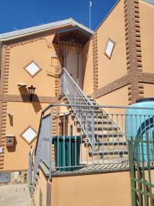 un edificio con escaleras a un lado en Casa Gialla - Bilocale indipendente en Soverato Superiore