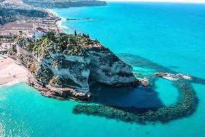 una vista aérea de una isla rocosa en el océano en Casa Gialla - Bilocale indipendente en Soverato Superiore