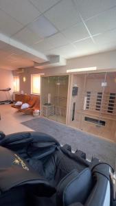 een grote kamer met een fitnessruimte met een fitnessruimte bij Bed and Breakfast Kreft in Ljutomer
