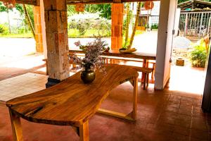 une table en bois avec un vase au-dessus dans l'établissement Aldea Sabatinga, à Manizales