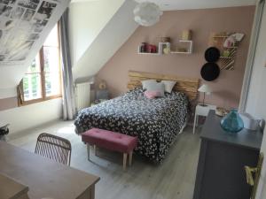 a bedroom with a bed and a table at LA MARNE TRANQUILLE in Le Perreux-Sur-Marne