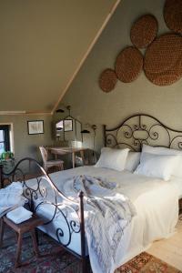 Schlafzimmer mit einem Bett mit einem schmiedeeisernen Rahmen in der Unterkunft Boutiquehotell Dahlbogården in Alingsås