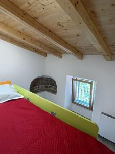 - une chambre avec un lit rouge et vert et une fenêtre dans l'établissement Vara House 1890, near Cinque Terre, à Beverino