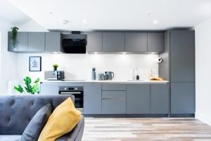 Кухня или мини-кухня в Hosta Group - Prestige 1 Bed Apartment - The Lemon
