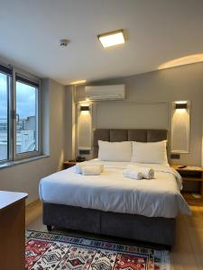- une chambre avec un grand lit et 2 serviettes dans l'établissement Olen Uskudar Hotel, à Istanbul