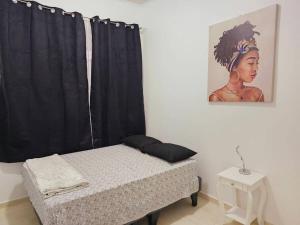 1 dormitorio con 1 cama con cortina negra en Exclusivo Dpto 101 con Terraza en Antofagasta, en Antofagasta