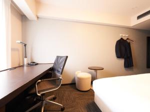 Cette chambre comprend un bureau et une chaise. dans l'établissement Richmond Hotel Aomori, à Aomori