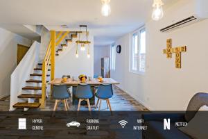 comedor con mesa, sillas y escaleras en Centre Historique - FREE Parking - Self Checkin - WIFI - LA CABANE - SLEEPNTRIPBEZIERS, en Béziers