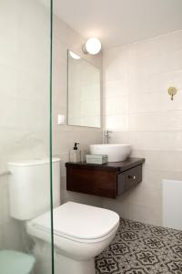 卡達麥納的住宿－Mirtilo in Kardamena Centre，一间带卫生间和水槽的浴室