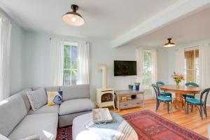 Downtown Bar Harbor Rental Home about 1 Mi to Acadia! في بار هاربور: غرفة معيشة مع أريكة وطاولة