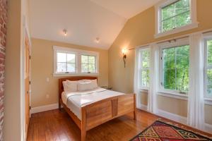 - une chambre avec un lit et 2 fenêtres dans l'établissement Downtown Bar Harbor Rental Home about 1 Mi to Acadia!, à Bar Harbor