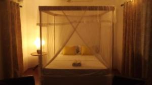 um quarto com uma cama num quarto de vidro em Sunrise City Palace em Negombo