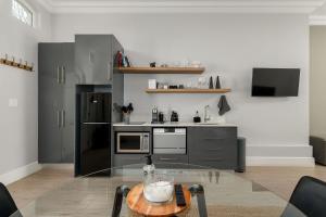 Η κουζίνα ή μικρή κουζίνα στο Luxury Franschhoek getaway next to Winetram