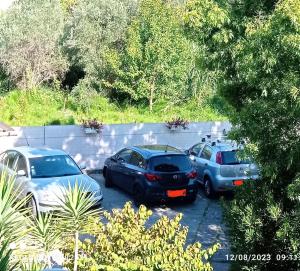 eine Gruppe von Autos, die auf einem Parkplatz geparkt sind in der Unterkunft Amaryllis Case Vacanza in Il Romito