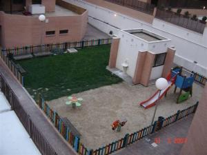 Zona de juegos infantil en Apartamento Las Rozas Village