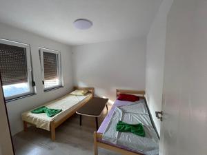 una camera con due letti e una sedia di Rock Hostel a Pristina