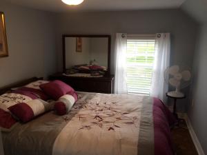1 dormitorio con 1 cama grande y espejo en Dorman's Manor, en Bonavista
