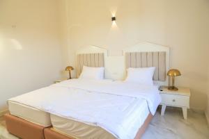 Postel nebo postele na pokoji v ubytování Royal Nile Villa - Pool View Apartment 1 + 37 fotografií