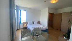 A bed or beds in a room at Bratanov Excelsior Apartment