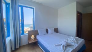 A bed or beds in a room at Bratanov Excelsior Apartment