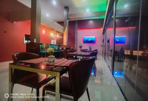 a dining room with tables and chairs in a restaurant at 115 Townhouse in Ban Khlong Krang