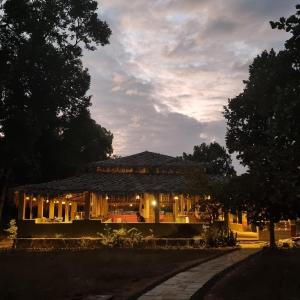 un grande edificio con luci di fronte di Atulya Kanchi Camp Bandhavgarh a Tāla
