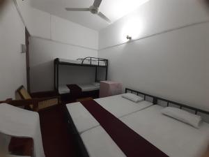 Cama ou camas em um quarto em Lazy Bear Best Hostel in Kandy