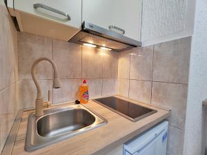 una pequeña cocina con fregadero y encimera en MM Apartments en Budva