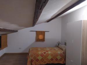1 dormitorio con 1 cama en una habitación blanca en Home sweet home, en Melilli