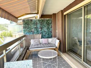NICE, GRAND STUDIO - PISCINE - TERRASSE VUE MER