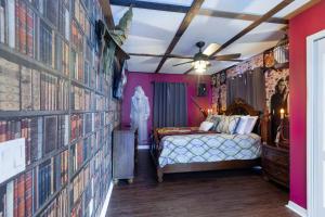 1 dormitorio con 1 cama y una pared de libros en Thematic House with Private pool and Game Room, en Davenport