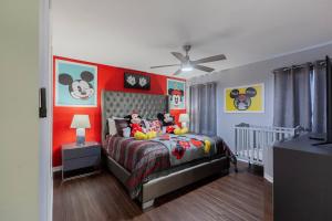 1 dormitorio con 1 cama con pared roja en Thematic House with Private pool and Game Room, en Davenport
