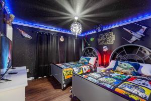 Habitación Star Wars con 2 camas y TV en Thematic House with Private pool and Game Room, en Davenport