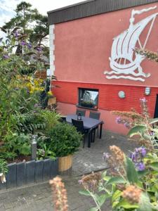 a building with a table and a tv on it at Zum Segler in Rostock