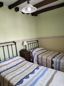 duas camas sentadas uma ao lado da outra num quarto em DON CAMINO, (Casa Federico) em Villalcázar de Sirga