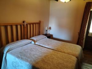 um quarto com duas camas num quarto em DON CAMINO, (Casa Federico) em Villalcázar de Sirga