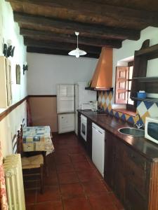 uma cozinha com um balcão e uma mesa em DON CAMINO, (Casa Federico) em Villalcázar de Sirga