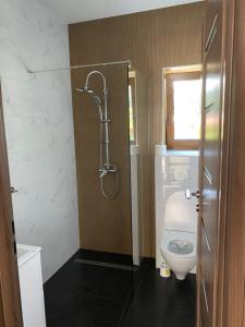 Ein Badezimmer in der Unterkunft Farkas Panzió