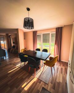 ein Wohnzimmer mit einem Esstisch und Stühlen in der Unterkunft Don_house in Pristina
