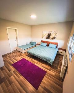 um quarto com uma cama e um tapete roxo em Don_house em Pristina